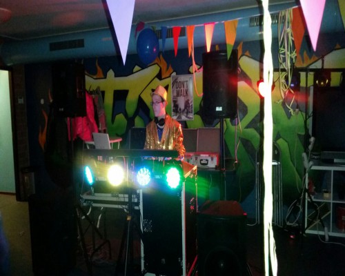 DJ Kelvin in actie bij carnaval party Jongerencentrum De Future.
